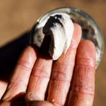 Image sur LA PÂTE À PIED PROTECTRICE & PURIFIANTE POUR ÉQUIDÉS PRÉVENTION & SOIN à l'argile blanche, au miel et au zinc.